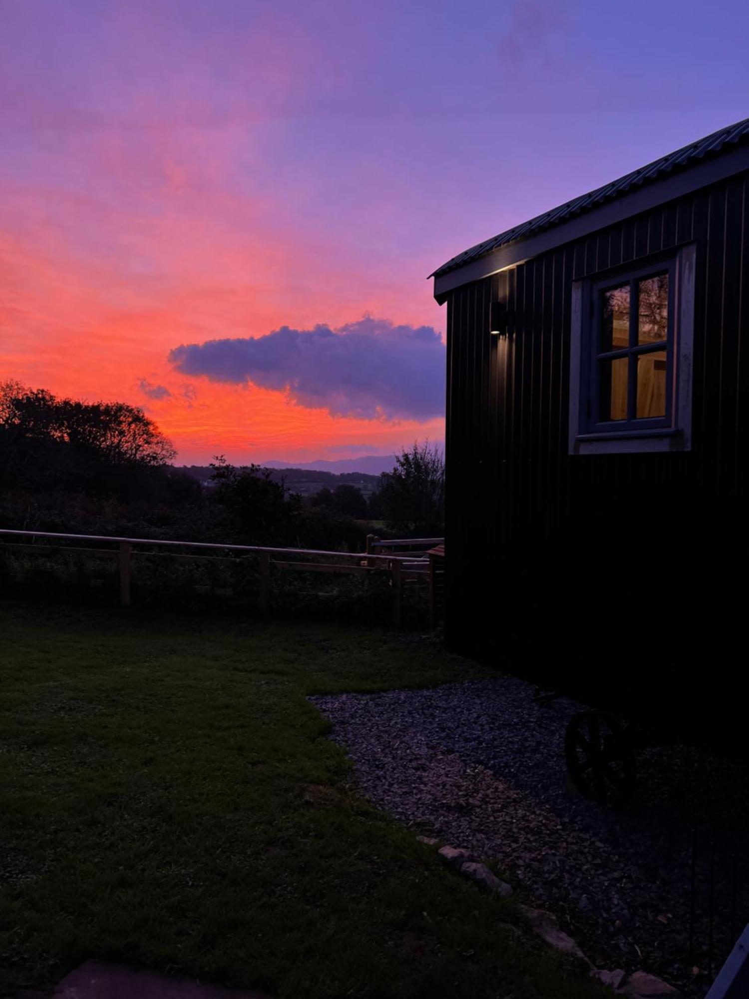 Mountain View Shepherd'S Hut For 2 Adults, 1 Dog Vila Llangoed Exterior foto